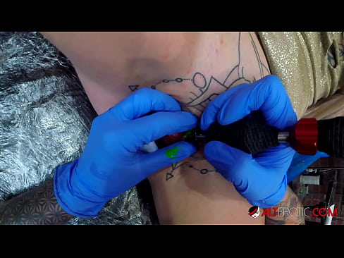 ❤️ Extremadamente tatuado hottie Sully Savage consiguió un tatuaje en su clítoris ❤❌ Porno ruso en es.prendiporno.ru ❌️